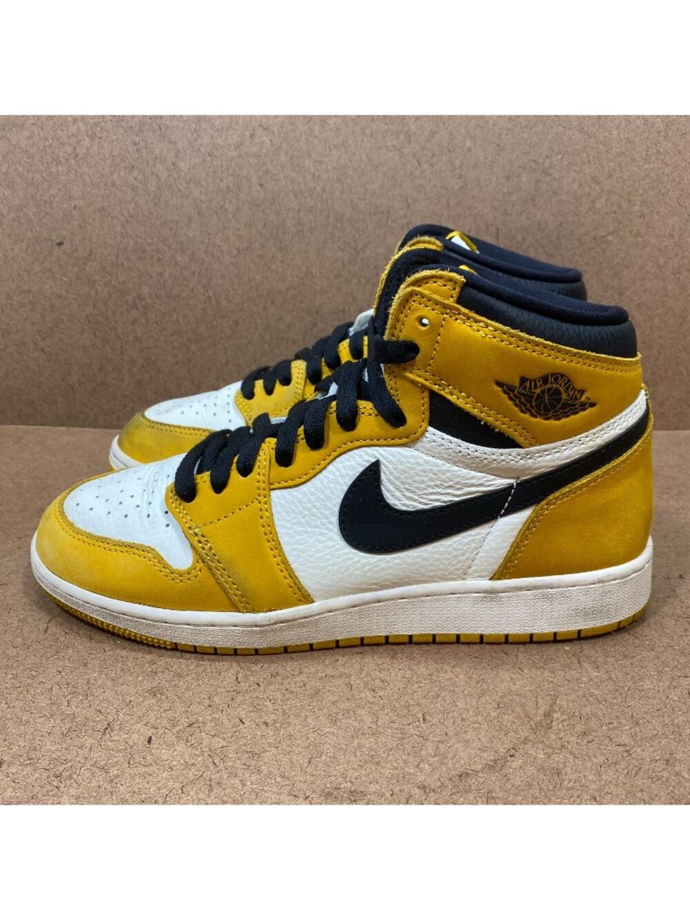 Air Jordan 1 Retro High OG Yellow Ochre Sneakers Size 6.5Y Black White Yellow